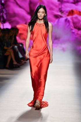 Design by Lola Casademunt during Mercedes-Benz Fashion Week de Madrid in Spain - 20 Sept 2025 A model walks the runway wearing a design by Lola Casademunt during Mercedes-Benz Fashion Week de Madrid in IFERMA. Madrid Spain Copyright: xAtilanoxGarciax xSOPAxImagesx FOTO48524