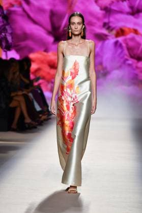 Design by Lola Casademunt during Mercedes-Benz Fashion Week de Madrid in Spain - 20 Sept 2025 A model walks the runway wearing a design by Lola Casademunt during Mercedes-Benz Fashion Week de Madrid in IFERMA. Madrid Spain Copyright: xAtilanoxGarciax xSOPAxImagesx FOTO48526