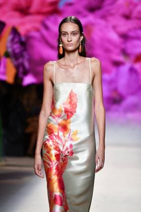 Design by Lola Casademunt during Mercedes-Benz Fashion Week de Madrid in Spain - 20 Sept 2025 A model walks the runway wearing a design by Lola Casademunt during Mercedes-Benz Fashion Week de Madrid in IFERMA. Madrid Spain Copyright: xAtilanoxGarciax xSOPAxImagesx FOTO48527