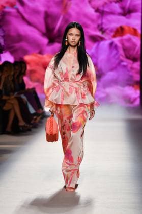 Design by Lola Casademunt during Mercedes-Benz Fashion Week de Madrid in Spain - 20 Sept 2025 A model walks the runway wearing a design by Lola Casademunt during Mercedes-Benz Fashion Week de Madrid in IFERMA. Madrid Spain Copyright: xAtilanoxGarciax xSOPAxImagesx FOTO48528