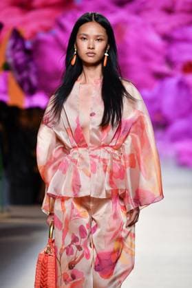 Design by Lola Casademunt during Mercedes-Benz Fashion Week de Madrid in Spain - 20 Sept 2025 A model walks the runway wearing a design by Lola Casademunt during Mercedes-Benz Fashion Week de Madrid in IFERMA. Madrid Spain Copyright: xAtilanoxGarciax xSOPAxImagesx FOTO48529