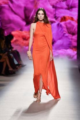 Design by Lola Casademunt during Mercedes-Benz Fashion Week de Madrid in Spain - 20 Sept 2025 A model walks the runway wearing a design by Lola Casademunt during Mercedes-Benz Fashion Week de Madrid in IFERMA. Madrid Spain Copyright: xAtilanoxGarciax xSOPAxImagesx FOTO48530
