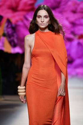 Design by Lola Casademunt during Mercedes-Benz Fashion Week de Madrid in Spain - 20 Sept 2025 A model walks the runway wearing a design by Lola Casademunt during Mercedes-Benz Fashion Week de Madrid in IFERMA. Madrid Spain Copyright: xAtilanoxGarciax xSOPAxImagesx FOTO48531