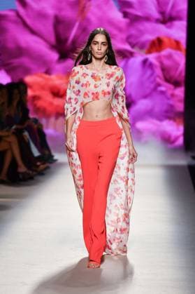 Design by Lola Casademunt during Mercedes-Benz Fashion Week de Madrid in Spain - 20 Sept 2025 A model walks the runway wearing a design by Lola Casademunt during Mercedes-Benz Fashion Week de Madrid in IFERMA. Madrid Spain Copyright: xAtilanoxGarciax xSOPAxImagesx FOTO48534