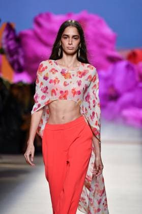 Design by Lola Casademunt during Mercedes-Benz Fashion Week de Madrid in Spain - 20 Sept 2025 A model walks the runway wearing a design by Lola Casademunt during Mercedes-Benz Fashion Week de Madrid in IFERMA. Madrid Spain Copyright: xAtilanoxGarciax xSOPAxImagesx FOTO48535
