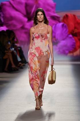 Design by Lola Casademunt during Mercedes-Benz Fashion Week de Madrid in Spain - 20 Sept 2025 A model walks the runway wearing a design by Lola Casademunt during Mercedes-Benz Fashion Week de Madrid in IFERMA. Madrid Spain Copyright: xAtilanoxGarciax xSOPAxImagesx FOTO48536