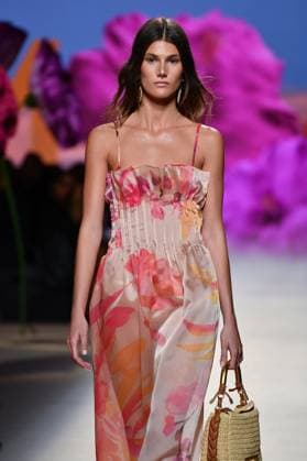 Design by Lola Casademunt during Mercedes-Benz Fashion Week de Madrid in Spain - 20 Sept 2025 A model walks the runway wearing a design by Lola Casademunt during Mercedes-Benz Fashion Week de Madrid in IFERMA. Madrid Spain Copyright: xAtilanoxGarciax xSOPAxImagesx FOTO48537