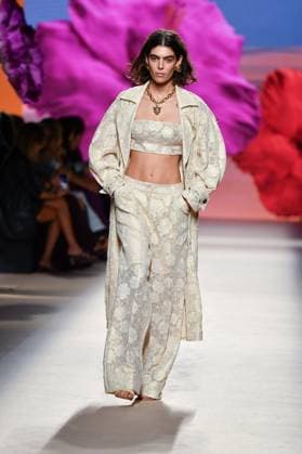 Design by Lola Casademunt during Mercedes-Benz Fashion Week de Madrid in Spain - 20 Sept 2025 A model walks the runway wearing a design by Lola Casademunt during Mercedes-Benz Fashion Week de Madrid in IFERMA. Madrid Spain Copyright: xAtilanoxGarciax xSOPAxImagesx FOTO48543