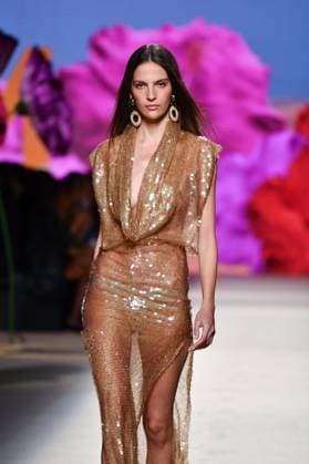 Design by Lola Casademunt during Mercedes-Benz Fashion Week de Madrid in Spain - 20 Sept 2025 A model walks the runway wearing a design by Lola Casademunt during Mercedes-Benz Fashion Week de Madrid in IFERMA. Madrid Spain Copyright: xAtilanoxGarciax xSOPAxImagesx FOTO48546