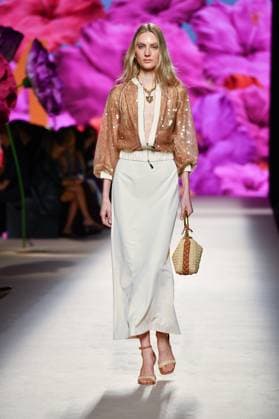 Design by Lola Casademunt during Mercedes-Benz Fashion Week de Madrid in Spain - 20 Sept 2025 A model walks the runway wearing a design by Lola Casademunt during Mercedes-Benz Fashion Week de Madrid in IFERMA. Madrid Spain Copyright: xAtilanoxGarciax xSOPAxImagesx FOTO48547
