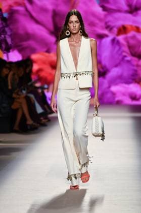Design by Lola Casademunt during Mercedes-Benz Fashion Week de Madrid in Spain - 20 Sept 2025 A model walks the runway wearing a design by Lola Casademunt during Mercedes-Benz Fashion Week de Madrid in IFERMA. Madrid Spain Copyright: xAtilanoxGarciax xSOPAxImagesx FOTO48549