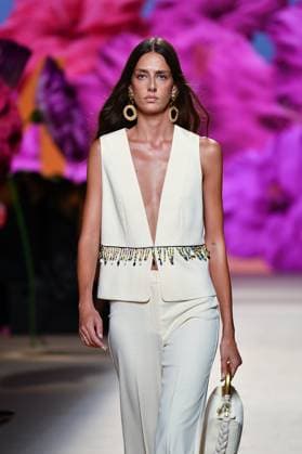 Design by Lola Casademunt during Mercedes-Benz Fashion Week de Madrid in Spain - 20 Sept 2025 A model walks the runway wearing a design by Lola Casademunt during Mercedes-Benz Fashion Week de Madrid in IFERMA. Madrid Spain Copyright: xAtilanoxGarciax xSOPAxImagesx FOTO48550
