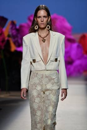 Design by Lola Casademunt during Mercedes-Benz Fashion Week de Madrid in Spain - 20 Sept 2025 A model walks the runway wearing a design by Lola Casademunt during Mercedes-Benz Fashion Week de Madrid in IFERMA. Madrid Spain Copyright: xAtilanoxGarciax xSOPAxImagesx FOTO48552