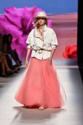 Design by Lola Casademunt during Mercedes-Benz Fashion Week de Madrid in Spain - 20 Sept 2025 A model walks the runway wearing a design by Lola Casademunt during Mercedes-Benz Fashion Week de Madrid in IFERMA. Madrid Spain Copyright: xAtilanoxGarciax xSOPAxImagesx FOTO48553