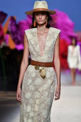 Design by Lola Casademunt during Mercedes-Benz Fashion Week de Madrid in Spain - 20 Sept 2025 A model walks the runway wearing a design by Lola Casademunt during Mercedes-Benz Fashion Week de Madrid in IFERMA. Madrid Spain Copyright: xAtilanoxGarciax xSOPAxImagesx FOTO48556