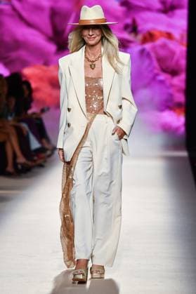 Design by Lola Casademunt during Mercedes-Benz Fashion Week de Madrid in Spain - 20 Sept 2025 A model walks the runway wearing a design by Lola Casademunt during Mercedes-Benz Fashion Week de Madrid in IFERMA. Madrid Spain Copyright: xAtilanoxGarciax xSOPAxImagesx FOTO48559