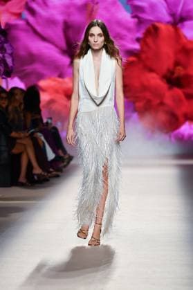 Design by Lola Casademunt during Mercedes-Benz Fashion Week de Madrid in Spain - 20 Sept 2025 A model walks the runway wearing a design by Lola Casademunt during Mercedes-Benz Fashion Week de Madrid in IFERMA. Madrid Spain Copyright: xAtilanoxGarciax xSOPAxImagesx FOTO48561