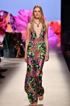 Design by Lola Casademunt during Mercedes-Benz Fashion Week de Madrid in Spain - 20 Sept 2025 A model walks the runway wearing a design by Lola Casademunt during Mercedes-Benz Fashion Week de Madrid in IFERMA. Madrid Spain Copyright: xAtilanoxGarciax xSOPAxImagesx FOTO48566