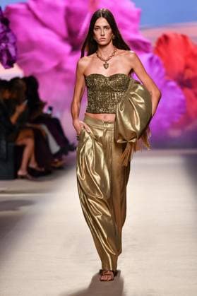 Design by Lola Casademunt during Mercedes-Benz Fashion Week de Madrid in Spain - 20 Sept 2025 A model walks the runway wearing a design by Lola Casademunt during Mercedes-Benz Fashion Week de Madrid in IFERMA. Madrid Spain Copyright: xAtilanoxGarciax xSOPAxImagesx FOTO48568