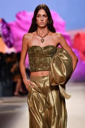 Design by Lola Casademunt during Mercedes-Benz Fashion Week de Madrid in Spain - 20 Sept 2025 A model walks the runway wearing a design by Lola Casademunt during Mercedes-Benz Fashion Week de Madrid in IFERMA. Madrid Spain Copyright: xAtilanoxGarciax xSOPAxImagesx FOTO48569