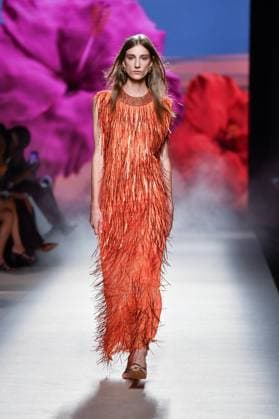 Design by Lola Casademunt during Mercedes-Benz Fashion Week de Madrid in Spain - 20 Sept 2025 A model walks the runway wearing a design by Lola Casademunt during Mercedes-Benz Fashion Week de Madrid in IFERMA. Madrid Spain Copyright: xAtilanoxGarciax xSOPAxImagesx FOTO48570