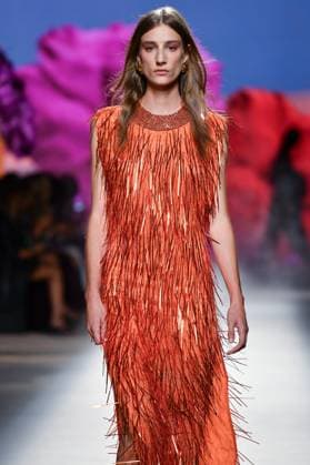Design by Lola Casademunt during Mercedes-Benz Fashion Week de Madrid in Spain - 20 Sept 2025 A model walks the runway wearing a design by Lola Casademunt during Mercedes-Benz Fashion Week de Madrid in IFERMA. Madrid Spain Copyright: xAtilanoxGarciax xSOPAxImagesx FOTO48571
