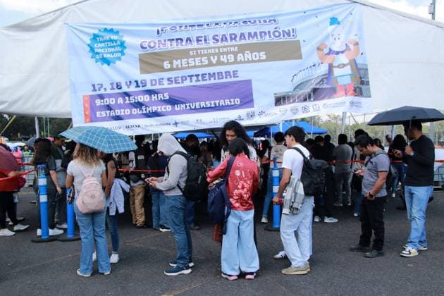 Measles Vaccination In Mexico City People stand in long lines as part of a free, mass vaccination campaign against the disease in the parking lot of the Estadio Olimpico Universitario in Mexico City, Mexico, on September 19, 2025. This vaccination campaign targets the population between six months and 49 years old. This campaign is part of an alliance between the Mexican Social Security Institute (IMSS), the Mexican National Institute of Statistics and Census (ISSSTE), PEMEX personnel, and UNAM to eradicate measles, a viral disease that the World Health Organization considers one of the leading causes of infant death worldwide. MÃ xico City Mexico  Copyright: xJosexLuisxToralesx originalFilename: torales-notitle250919_npCC5.jpg
