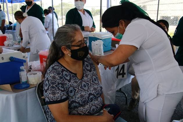 Measles Vaccination In Mexico City A woman receives the measles vaccine as part of a free, mass measles vaccination campaign in the parking lot of the Estadio Olimpico Universitario in Mexico City, Mexico, on September 19, 2025. This vaccination campaign targets the population between six months and 49 years old. This campaign results from an alliance between the IMSS (Mexican Social Security Institute), ISSSTE (National Institute of Statistics and Census), PEMEX personnel, and UNAM (National Autonomous University of Mexico) to eradicate measles, a viral disease that the World Health Organization considers one of the leading causes of infant death worldwide. MÃ xico City Mexico  Copyright: xJosexLuisxToralesx originalFilename: torales-notitle250919_npgYb.jpg