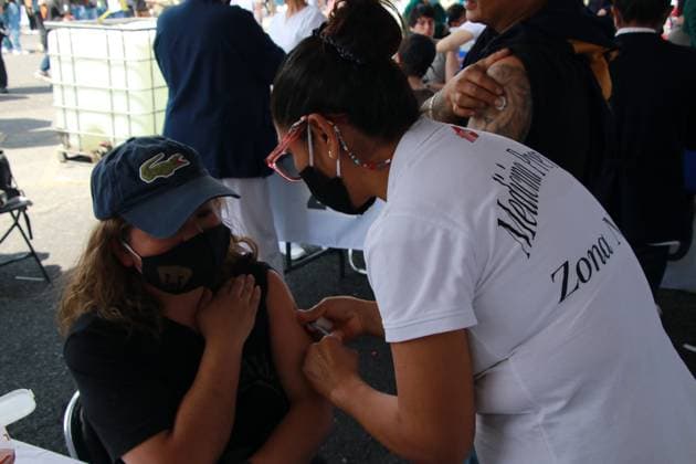 Measles Vaccination In Mexico City A woman receives the measles vaccine as part of a free, mass measles vaccination campaign in the parking lot of the Estadio Olimpico Universitario in Mexico City, Mexico, on September 19, 2025. This vaccination campaign targets the population between six months and 49 years old. This campaign results from an alliance between the IMSS (Mexican Social Security Institute), ISSSTE (National Institute of Statistics and Census), PEMEX personnel, and UNAM (National Autonomous University of Mexico) to eradicate measles, a viral disease that the World Health Organization considers one of the leading causes of infant death worldwide. MÃ xico City Mexico  Copyright: xJosexLuisxToralesx originalFilename: torales-notitle250919_npqBr.jpg