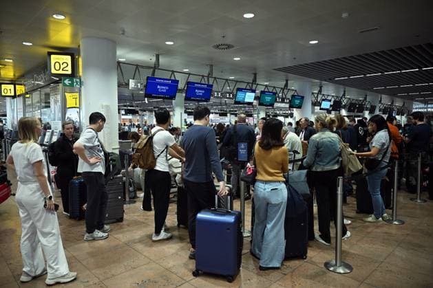 Bilder des Jahres 2025, News September 09 Cyberattack on airline systems causes delays at major European airports BRUSSELS, BELGIUM - SEPTEMBER 20: Passengers continue to wait at the Brussels Airport as European airports are experiencing disruptions due to a cyberattack on the check-in and boarding system in Brussels, Belgium on September 20, 2025. Heathrow, Brussels, and Berlin airports affected by cyberattack, forcing a switch to manual operations and resulting in cancellations, long delays. A cyberattack on a third-party system provider has caused widespread flight disruptions at several major European airports, including London’s Heathrow plus Brussels and Berlin, authorities said Saturday. Brussels Airport confirmed at least four flight cancellations on Saturday morning, inclu  Copyright: x2025xAnadoluxDursunxAydemirx