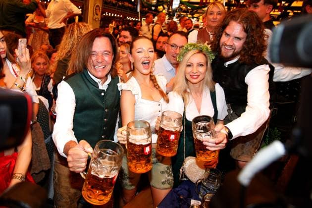 Bilder des Jahres 2025, Entertainment 09 September 190. Münchner Oktoberfest München, 20.9.2025 Juergen Drews, Tochter Joelina Drews, Ramona Drews und Adrian Louis, Freund von Joelina Drews Eröffung des 190. Münchner Oktoberfest im Schottenhamel auf der Theresienwiese in München 1. Tag Bayern Germany *** 190 Munich Oktoberfest Munich, 20 9 2025 Juergen Drews, daughter Joelina Drews, Ramona Drews and Adrian Louis, boyfriend of Joelina Drews Opening of the 190 Munich Oktoberfest at the Schottenhamel on the Theresienwiese in Munich 1 day Bavaria Germany Copyright: xMatthiasxGränzdörferx