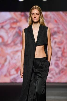 Mercedes-Benz Fashion Week Madrid - 20 Sep 2025 A model walks the runway wearing a design by Fely Campo during the Mercedes-Benz Fashion Week de Madrid in IFERMA. Madrid Spain Copyright: xAtilanoxGarciax xSOPAxImagesx FOTO12784