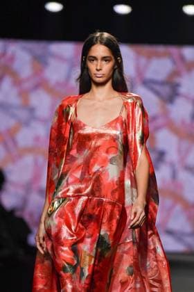 Mercedes-Benz Fashion Week Madrid - 20 Sep 2025 A model walks the runway wearing a design by Fely Campo during the Mercedes-Benz Fashion Week de Madrid in IFERMA. Madrid Spain Copyright: xAtilanoxGarciax xSOPAxImagesx FOTO12790