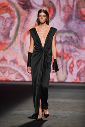 Mercedes-Benz Fashion Week Madrid - 20 Sep 2025 A model walks the runway wearing a design by Fely Campo during the Mercedes-Benz Fashion Week de Madrid in IFERMA. Madrid Spain Copyright: xAtilanoxGarciax xSOPAxImagesx FOTO12770