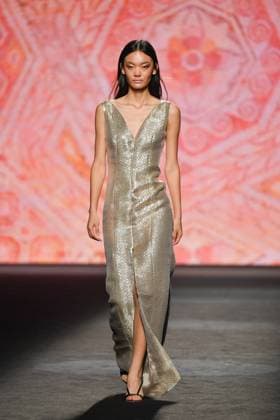 Mercedes-Benz Fashion Week Madrid - 20 Sep 2025 A model walks the runway wearing a design by Fely Campo during the Mercedes-Benz Fashion Week de Madrid in IFERMA. Madrid Spain Copyright: xAtilanoxGarciax xSOPAxImagesx FOTO12775