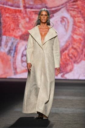 Mercedes-Benz Fashion Week Madrid - 20 Sep 2025 A model walks the runway wearing a design by Fely Campo during the Mercedes-Benz Fashion Week de Madrid in IFERMA. Madrid Spain Copyright: xAtilanoxGarciax xSOPAxImagesx FOTO12777