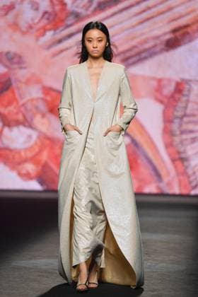 Mercedes-Benz Fashion Week Madrid - 20 Sep 2025 A model walks the runway wearing a design by Fely Campo during the Mercedes-Benz Fashion Week de Madrid in IFERMA. Madrid Spain Copyright: xAtilanoxGarciax xSOPAxImagesx FOTO12779