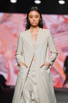 Mercedes-Benz Fashion Week Madrid - 20 Sep 2025 A model walks the runway wearing a design by Fely Campo during the Mercedes-Benz Fashion Week de Madrid in IFERMA. Madrid Spain Copyright: xAtilanoxGarciax xSOPAxImagesx FOTO12780