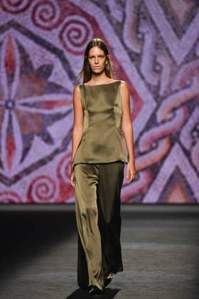 Mercedes-Benz Fashion Week Madrid - 20 Sep 2025 A model walks the runway wearing a design by Fely Campo during the Mercedes-Benz Fashion Week de Madrid in IFERMA. Madrid Spain Copyright: xAtilanoxGarciax xSOPAxImagesx FOTO12764