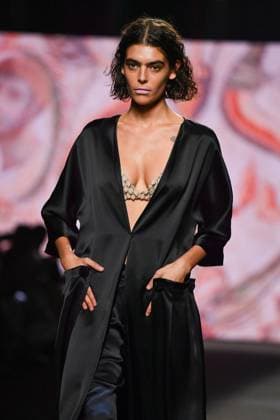 Mercedes-Benz Fashion Week Madrid - 20 Sep 2025 A model walks the runway wearing a design by Fely Campo during the Mercedes-Benz Fashion Week de Madrid in IFERMA. Madrid Spain Copyright: xAtilanoxGarciax xSOPAxImagesx FOTO12767
