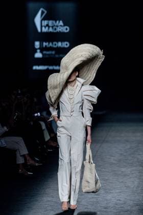 Malne fashion show at MBFW Madrid A model during the Malne fashion show, at the 82nd edition of Mercedes Benz Fashion Week Madrid, at Ifema in Madrid, on September 20, 2025, in Madrid Spain This years edition is held from September 17 to 21 and commemorates the 40th anniversary of the catwalk Malne has presented the Bohemian Future collection for autumn winter 2025 26, with a tribute to romantic glamour and bohemian style, with a marked return to the boho chic of the 70s 20 SEPTEMBER 2025 FASHION SHOW MODEL SHOW MBFWM Madrid Madrid Spain  Copyright: xRicardoxRubiox 6970251