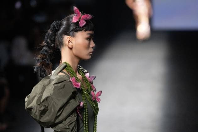 Malne fashion show at MBFW Madrid A model during the Malne fashion show, at the 82nd edition of Mercedes Benz Fashion Week Madrid, at Ifema in Madrid, on September 20, 2025, in Madrid Spain This years edition is held from September 17 to 21 and commemorates the 40th anniversary of the catwalk Malne has presented the Bohemian Future collection for autumn winter 2025 26, with a tribute to romantic glamour and bohemian style, with a marked return to the boho chic of the 70s 20 SEPTEMBER 2025 FASHION SHOW MODEL SHOW MBFWM Madrid Madrid Spain  Copyright: xRicardoxRubiox 6970256
