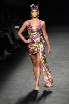 Malne fashion show at MBFW Madrid A model during the Malne fashion show, at the 82nd edition of Mercedes Benz Fashion Week Madrid, at Ifema in Madrid, on September 20, 2025, in Madrid Spain This years edition is held from September 17 to 21 and commemorates the 40th anniversary of the catwalk Malne has presented the Bohemian Future collection for autumn winter 2025 26, with a tribute to romantic glamour and bohemian style, with a marked return to the boho chic of the 70s 20 SEPTEMBER 2025 FASHION SHOW MODEL SHOW MBFWM Madrid Madrid Spain  Copyright: xRicardoxRubiox 6970257