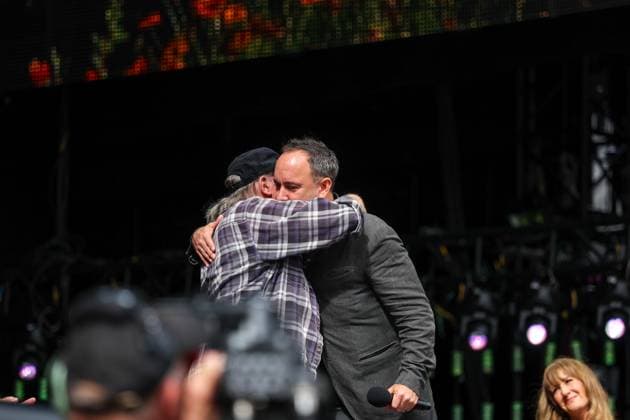 Farm Aid 40 Music Festival Dave Matthews hugs Neil Young and speaks during the Farm Aid 40 Music Festival in Minneapolis, Minnesota, on September 20, 2025, at Huntington Bank Stadium. Minneapolis Minnesota USA  Copyright: xStevenxGarciax originalFilename: garcia-farmaid4250920_np5BW.jpg