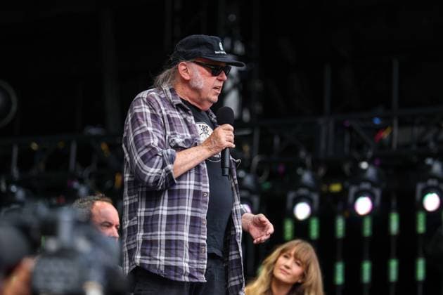 Farm Aid 40 Music Festival Neil Young speaks during a press conference at the Farm Aid 40 Music Festival in Minneapolis, Minnesota, on September 20, 2025, at Huntington Bank Stadium. Minneapolis Minnesota USA  Copyright: xStevenxGarciax originalFilename: garcia-farmaid4250920_npREM.jpg