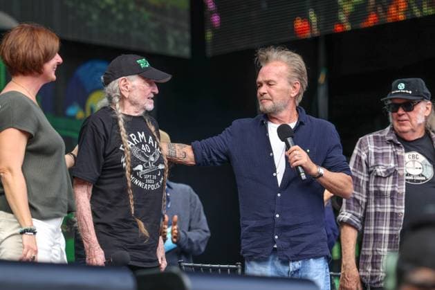 Farm Aid 40 Music Festival John Mellencamp talks to Willie Nelson and speaks at a press conference during the Farm Aid 40 Music Festival in Minneapolis, Minnesota, on September 20, 2025, at Huntington Bank Stadium. Minneapolis Minnesota USA  Copyright: xStevenxGarciax originalFilename: garcia-farmaid4250920_npula.jpg