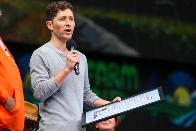 Farm Aid 40 Music Festival Minneapolis Mayor Jacob Frey delivers a proclamation during a press conference at the Farm Aid 40 Music Festival in Minneapolis, Minnesota, on September 20, 2025, at Huntington Bank Stadium. Minneapolis Minnesota USA  Copyright: xStevenxGarciax originalFilename: garcia-farmaid4250920_npbMQ.jpg
