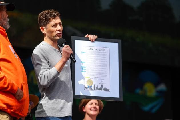 Farm Aid 40 Music Festival Minneapolis Mayor Jacob Frey delivers a proclamation during a press conference at the Farm Aid 40 Music Festival in Minneapolis, Minnesota, on September 20, 2025, at Huntington Bank Stadium. Minneapolis Minnesota USA  Copyright: xStevenxGarciax originalFilename: garcia-farmaid4250920_npLke.jpg