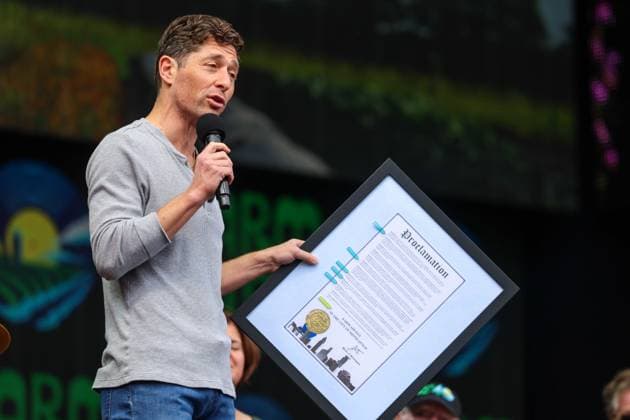 Farm Aid 40 Music Festival Minneapolis Mayor Jacob Frey delivers a proclamation during a press conference at the Farm Aid 40 Music Festival in Minneapolis, Minnesota, on September 20, 2025, at Huntington Bank Stadium. Minneapolis Minnesota USA  Copyright: xStevenxGarciax originalFilename: garcia-farmaid4250920_npMO5.jpg