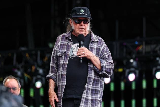 Farm Aid 40 Music Festival Neil Young speaks during a press conference at the Farm Aid 40 Music Festival in Minneapolis, Minnesota, on September 20, 2025, at Huntington Bank Stadium. Minneapolis Minnesota USA  Copyright: xStevenxGarciax originalFilename: garcia-farmaid4250920_npnB0.jpg